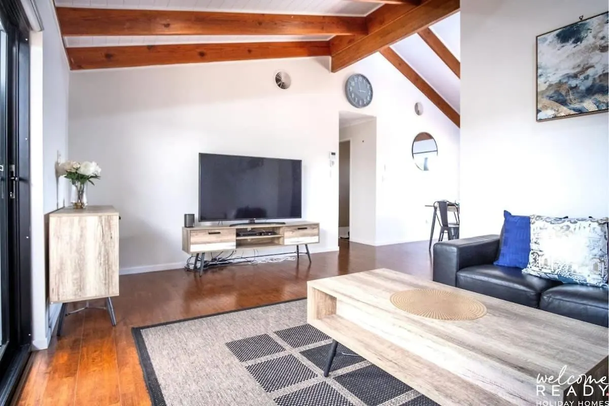 Pet Friendly Family Home With Pool - Walk To Warana Beach Buddina Holiday home