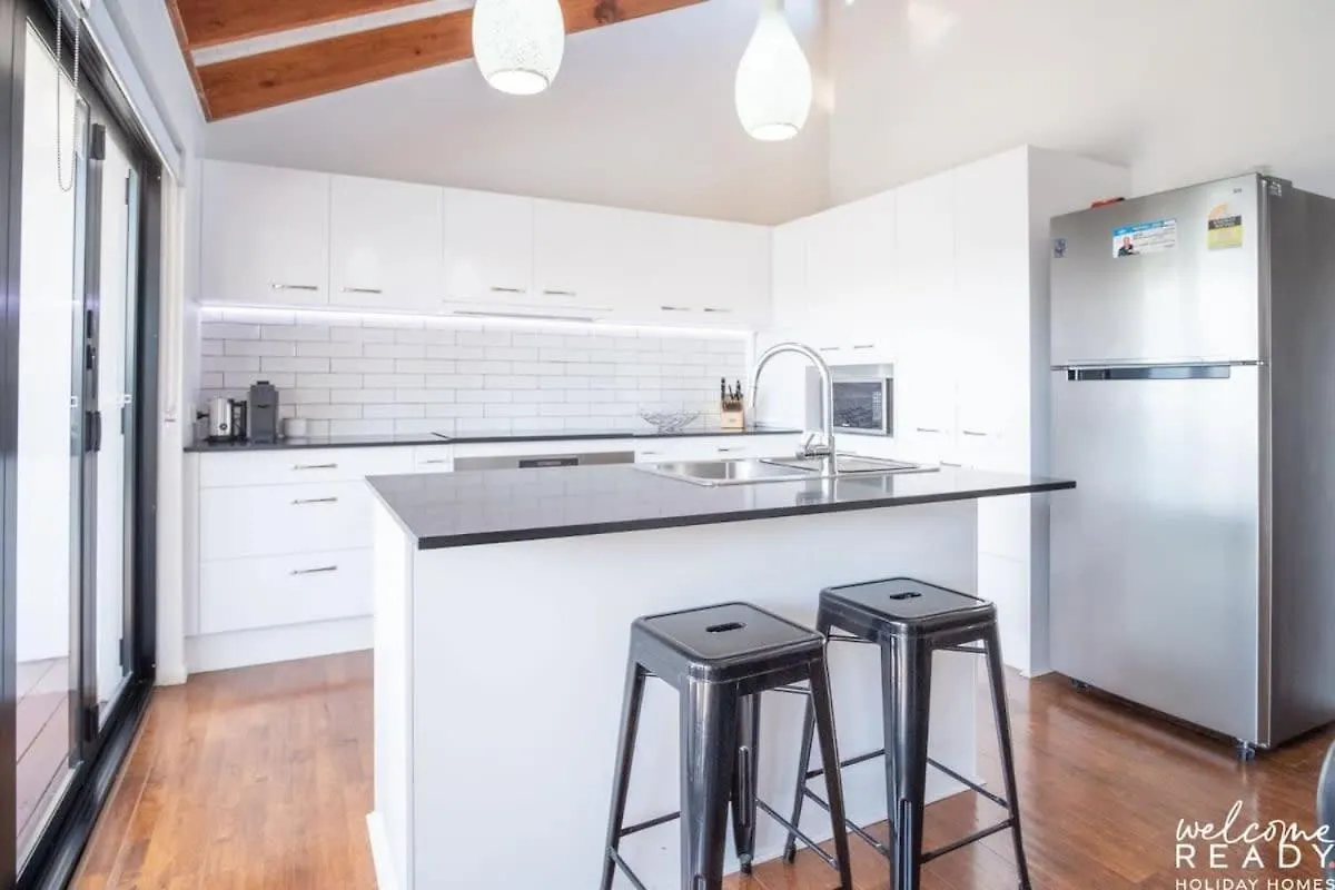 Pet Friendly Family Home With Pool - Walk To Warana Beach Buddina 0*,